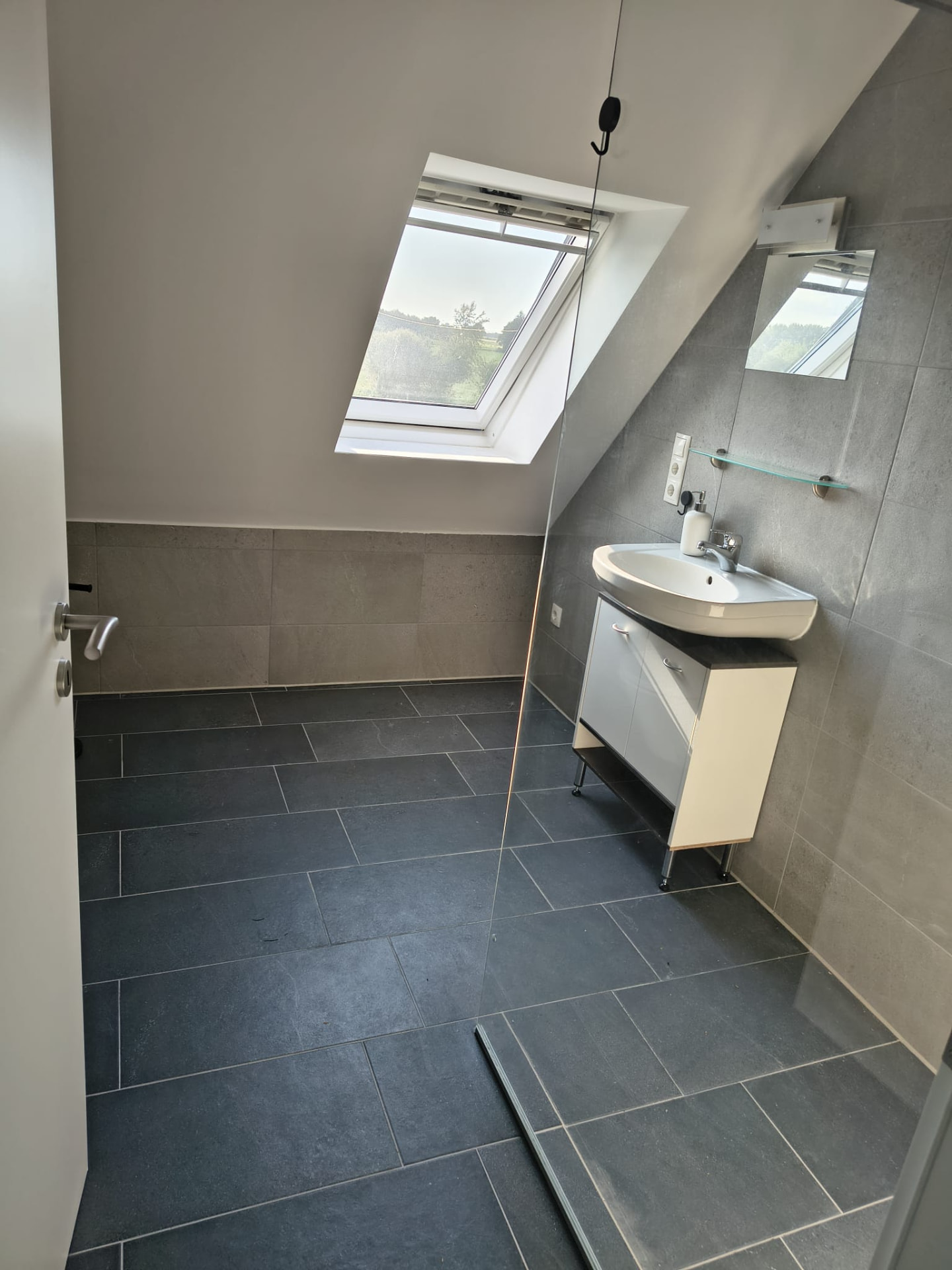 Zweites Badezimmer mit Dachfenster und Waschtisch